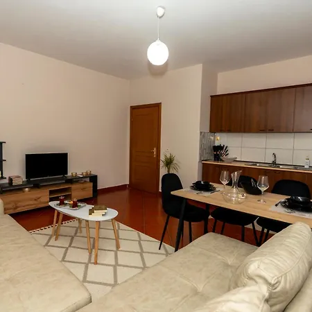 Cozy Corner Apartment *